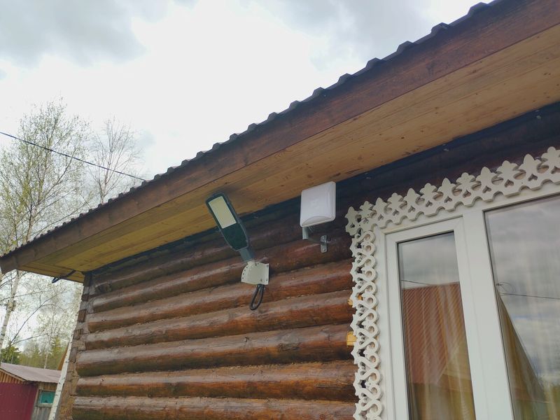 Антенна под свесом крыши бревенчатого дома