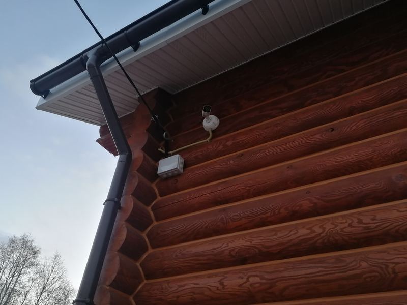 Камера под свесом крыши