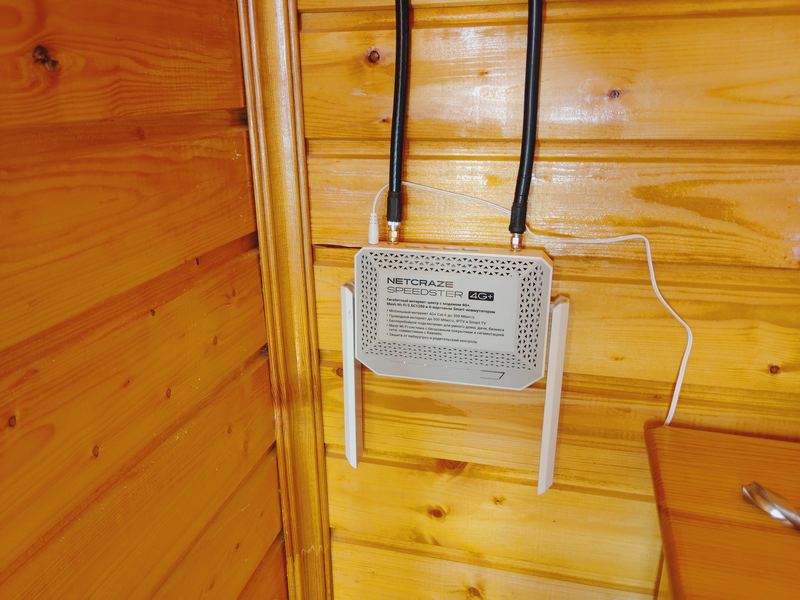 Роутер 4G на деревянной стене внутри дома